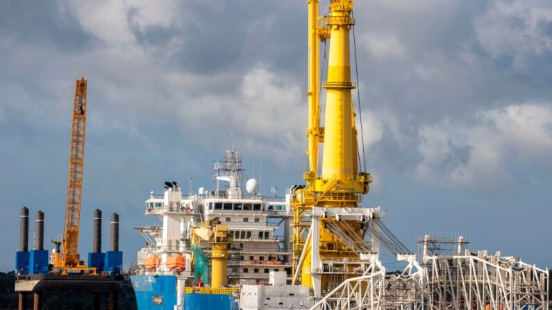 El buque ruso de colocación de tuberías Akademik Cherskiy para completar el proyecto de gasoducto Nord Stream 2 está amarrado en el puerto de Mukran, en la isla de Rügen, al noreste de Alemania, el 7 de septiembre de 2020. (ODD ANDERSEN/AFP vía Getty Images)