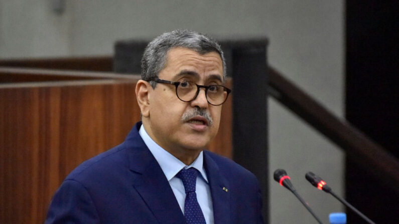 El primer ministro argelino, Abdelaziz Djerad, se dirige a los miembros del Parlamento durante una sesión de votación sobre las reformas constitucionales en la capital, Argel, el 10 de septiembre de 2020. (Ryad Kramdi/AFP vía Getty Images)