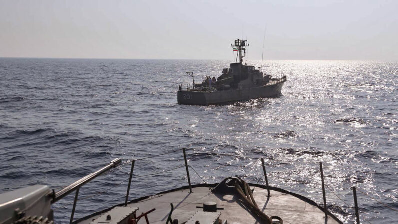 Una imagen proporcionada por el sitio web oficial del ejército iraní el 11 de septiembre de 2020 muestra un buque de guerra de la armada iraní durante el segundo día de un ejercicio militar en el Golfo, cerca del estrecho estratégico de Ormuz en el sur de Irán. (Oficina del ejército iraní/AFP a través de Getty Images)