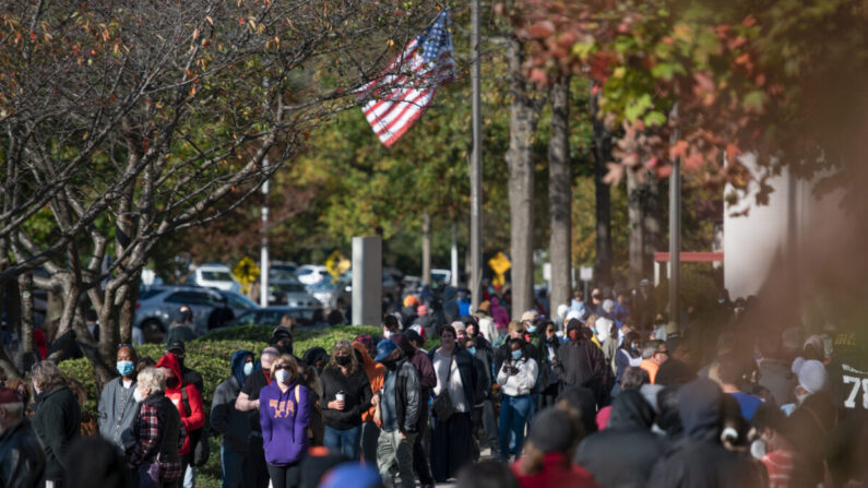 La gente hace fila para participar en la votación anticipada el 31 de octubre de 2020 en Greenville, Carolina del Sur. El día de las elecciones es el 3 de noviembre. (Sean Rayford/Getty Images)