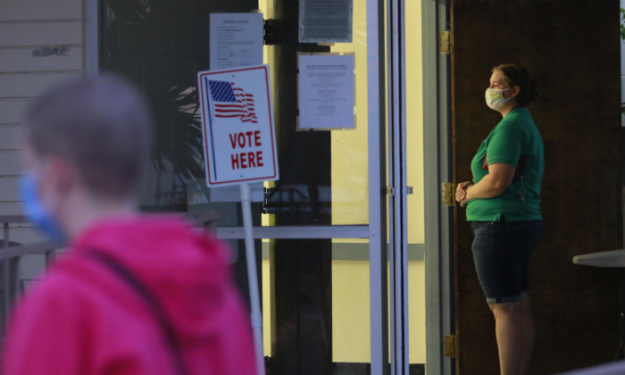 Los votantes esperan ingresar a la mesa de votación del Centro Comunitario Bob Ruud, el 3 de noviembre de 2020, en Pahrump, Nevada. (RONDA CHURCHILL/AFP a través de Getty Images)