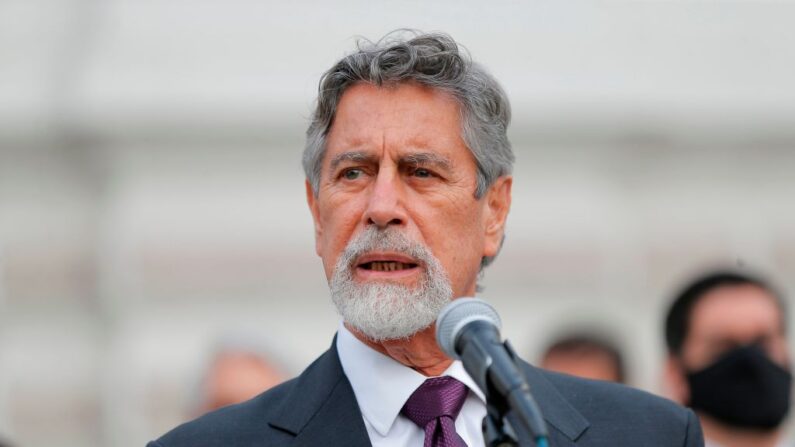 El presidente interino de Perú Francisco Sagasti habla en el Congreso en Lima, Perú, el 16 de noviembre de 2020. (Luka Gonzales/AFP vía Getty Images)