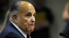 Suspensión de licencia de abogado de Giuliani es inconstitucional, dice Dershowitz