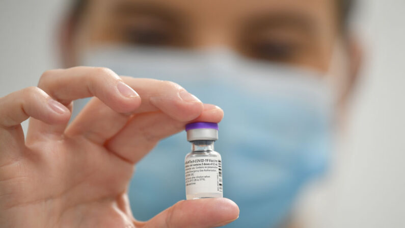 Un miembro del personal de salud posa con una ampolla de la vacuna COVID-19 de Pfizer-BioNTech en un centro de vacunación durante el primer día del mayor programa de inmunización de la historia de Reino Unido en Cardiff, Reino Unido, el 8 de diciembre de 2020. (Justin Tallis/Getty Images)