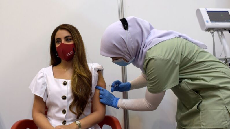 Una joven recibe la vacuna COVID-19 en una foto de archivo. (Mazen Mahdi/AFP vía Getty Images)