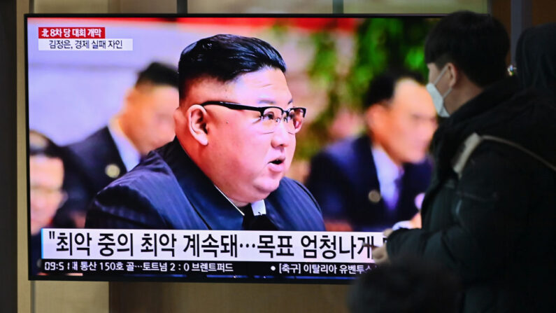 La gente mira una pantalla de televisión de una estación de tren de Seúl el 6 de enero de 2021, que muestra imágenes de noticias, con el líder norcoreano Kim Jong Un asistiendo al octavo congreso del gobernante Partido de los Trabajadores celebrado en Pyongyang. (Foto de Jung Yeon-je / AFP) (Foto de JUNG YEON-JE/AFP vía Getty Images)
