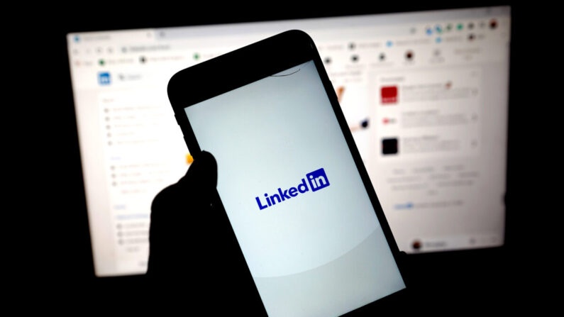 La app de LinkedIn se ve en un teléfono móvil en Londres, Reino Unido, el 11 de enero de 2021. (Edward Smith/Getty Images)