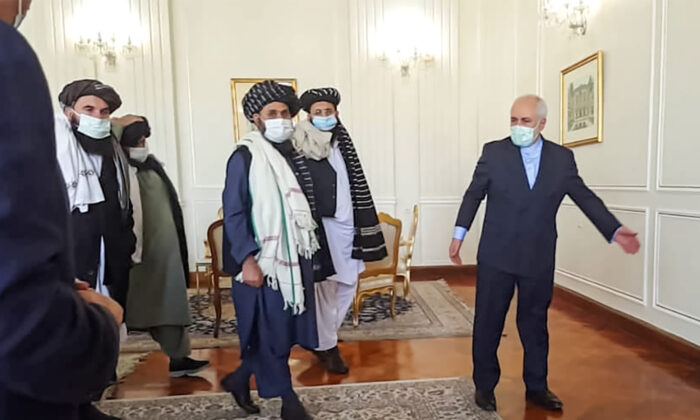 Una imagen obtenida por AFP de la agencia de noticias iraní, Tasnim, el 31 de enero de 2021, muestra al ministro de Relaciones Exteriores de Irán, Mohammad Javad Zarif (der.), reunido en Teherán con el talibán Mullah Abdul Ghani Baradar (centro-izq.). El ministro de Relaciones Exteriores de Irán, Mohammad Javad Zarif, pidió la formación de un gobierno afgano "todo incluido" durante una reunión con una delegación talibán en Teherán. (TASNIM NEWS/AFP a través de Getty Images)
