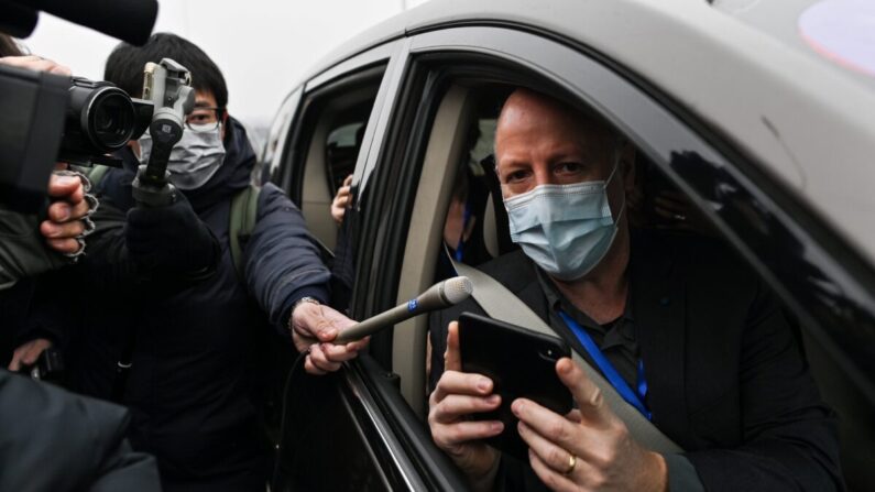 Peter Daszak, miembro del equipo de la Organización Mundial de la Salud (OMS), que investiga los orígenes de la COVID-19, habla con los medios de comunicación al llegar al Instituto de Virología de Wuhan, en la provincia central china de Hubei, el 3 de febrero de 2021. (Hector Retamal/AFP vía Getty Images)