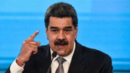 «Super Bigote»: Canal estatal emite caricatura de Maduro como superhéroe que lucha contra el «imperio»