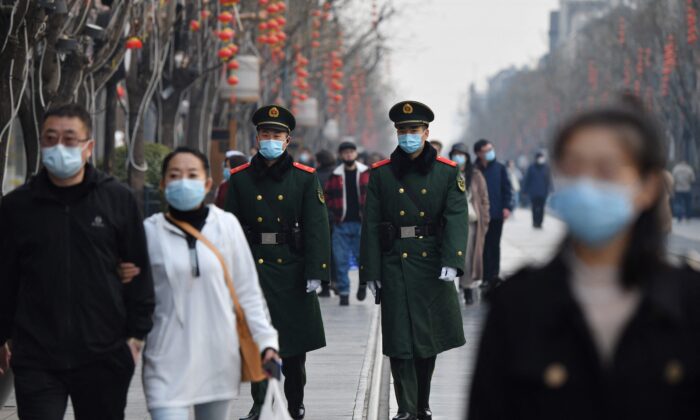 Dos policías paramilitares patrullan en la zona al sur del Gran Salón del Pueblo durante la segunda sesión plenaria de la Asamblea Popular Nacional en Beijing el 8 de marzo de 2021. (Greg Baker/AFP vía Getty Images)