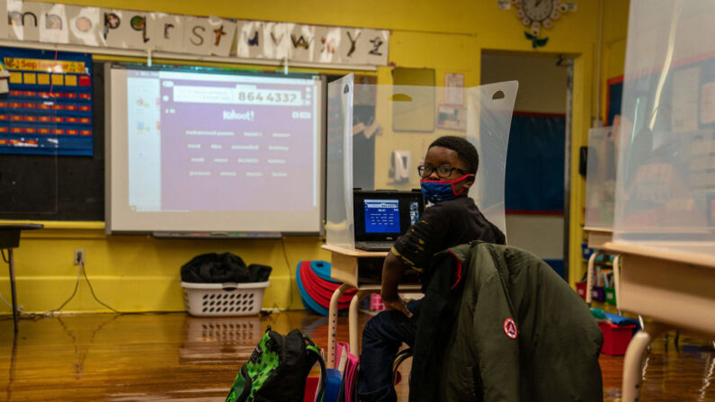 Un estudiante en la Escuela Primaria Samuel Smith en Burlington, Nueva Jersey, el 15 de marzo de 2021. (ANNA MONEYMAKER/POOL/AFP vía Getty Images)