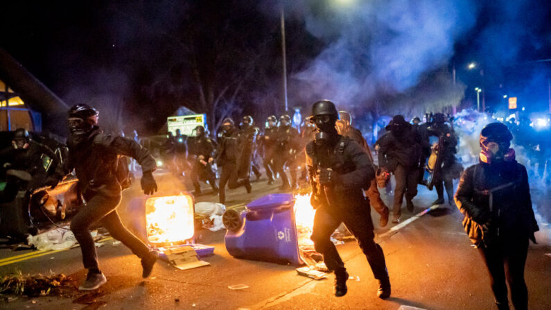 Policías de Portland persiguen a los manifestantes después de que se declarara disturbio a una protesta por el asesinato de Daunte Wright el 12 de abril de 2021 en Portland, Oregón. (Nathan Howard/Getty Images)