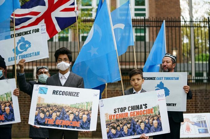 Partidarios del Movimiento del Despertar Nacional de Turkestán Oriental se manifiestan frente a la embajada británica antes de la votación del 22 de abril en la Cámara de los Comunes británica sobre la conveniencia de declarar que se está produciendo un genocidio en la provincia de Xinjiang y el trato de China a los musulmanes uigures, el 16 de abril de 2021 en Washington, DC. (Drew Angerer/Getty Images)