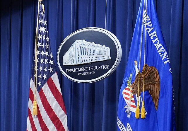 El sello del Departamento de Justicia el 21 de abril de 2021 en Washington, DC. (Andrew Harnik-Pool/Getty Images)