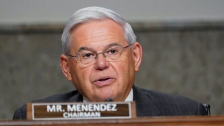 Senador Menéndez pide que OPS aclare «complicidad» en «facilitar» tráfico de médicos cubanos