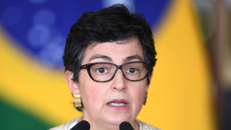 La ministra española de Asuntos Exteriores, Arancha González Laya, hace una declaración a la prensa junto a su homólogo brasileño, Carlos Franca (fuera de cuadro), en el Palacio Itamaraty de Brasilia, el 7 de mayo de 2021. (Foto de EVARISTO SA/AFP a través de Getty Images)