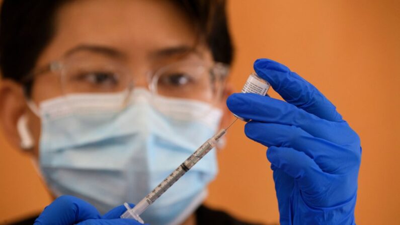 Un trabajador de la salud prepara una dosis de la vacuna COVID-19 de Pfizer después de que la FDA aprobara su uso en niños mayores de 12 años en una clínica de vacunación móvil del condado de Los Ángeles el 14 de mayo de 2021 en Los Ángeles, California. (PATRICK T. FALLON/AFP vía Getty Images)