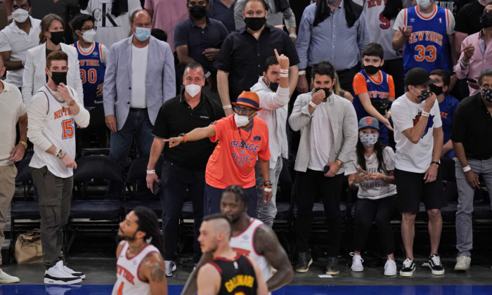 La multitud reacciona durante la primera mitad del Juego de la NBA entre los Knicks de New York y los Atlanta Hawks, el 23 de mayo de 2021, en la ciudad de Nueva York. (Seth Wenig-Pool/Getty Images)