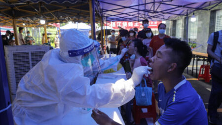 Ciudad del sur de China registra brotes del virus del PCCh pese a la vacunación
