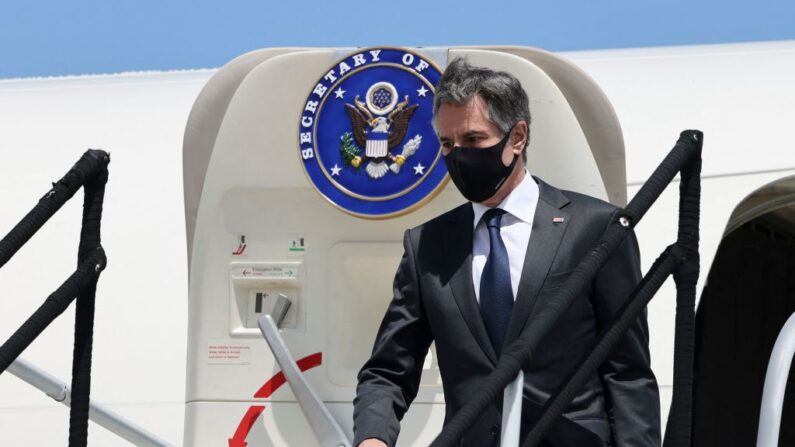 El secretario de Estado de los Estados Unidos, Antony Blinken, desembarca de avión al llegar a San José, Costa Rica, el 1 de junio de 2021. (Evelyn Hockstein/POOL/AFP vía Getty Images)