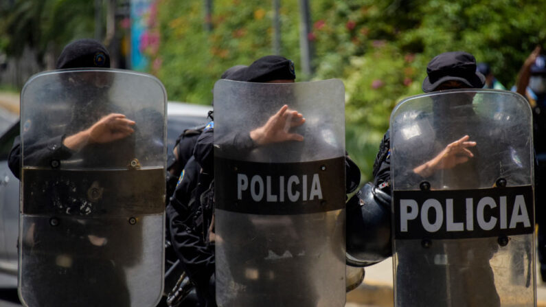 La policía antidisturbios hace guardia en Managua, Nicaragua el 2 de junio de 2021.  (INTI OCON/AFP vía Getty Images)