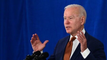 Biden dice que tiene «confianza» en Fauci mientras aumentan las peticiones de renuncia del médico