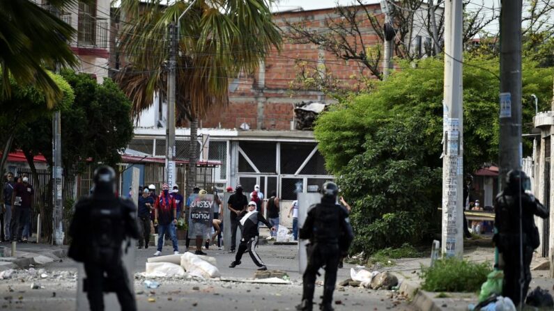 Policías colombianos se enfrentan a manifestantes durante una protesta contra el gobierno en Cali, Colombia, el 4 de junio de 2021. (Luis Robayo / AFP vía Getty Images)