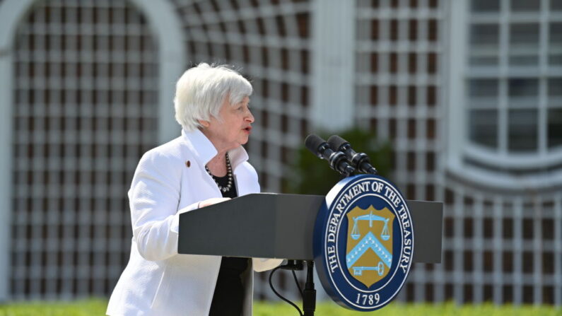 La secretaria del Tesoro de Estados Unidos, Janet Yellen, habla durante una conferencia de prensa después de asistir a la reunión de Ministros de Finanzas del G7, el 5 de junio de 2021, en Londres, Inglaterra. (Justin Tallis - WPA Pool/Getty Images)