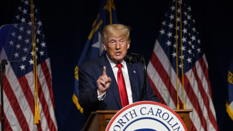 El expresidente Donald Trump se dirige a la convención estatal del NCGOP en Greenville, Carolina del Norte, el 5 de junio de 2021. (Melissa Sue Gerrits/Getty Images)