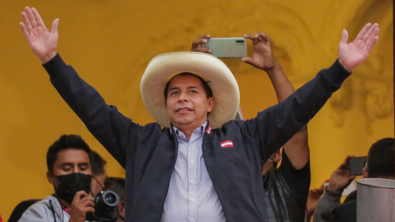 El candidato presidencial peruano Pedro Castillo gesticula a sus partidarios desde un balcón de la sede de su partido en Lima, Perú, el 7 de junio de 2021. (Luka Gonzales / AFP vía Getty Images)