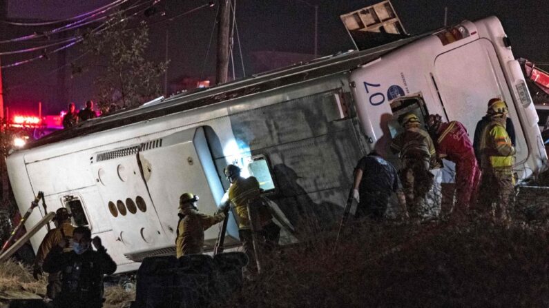 Rescatistas trabajan después de que un autobús se estrellara en las afueras de Popotla, Rosarito, estado de Baja California, México, el 8 de junio de 2021. (Guillermo Arias/AFP vía Getty Images)