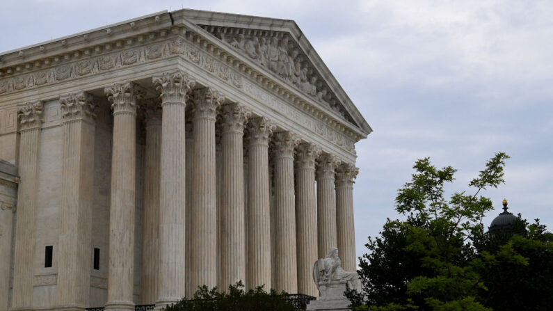La Corte Suprema de Estados Unidos es vista en el 9 de junio de 2021 en Washington, DC. (OLIVIER DOULIERY/AFP vía Getty Images)