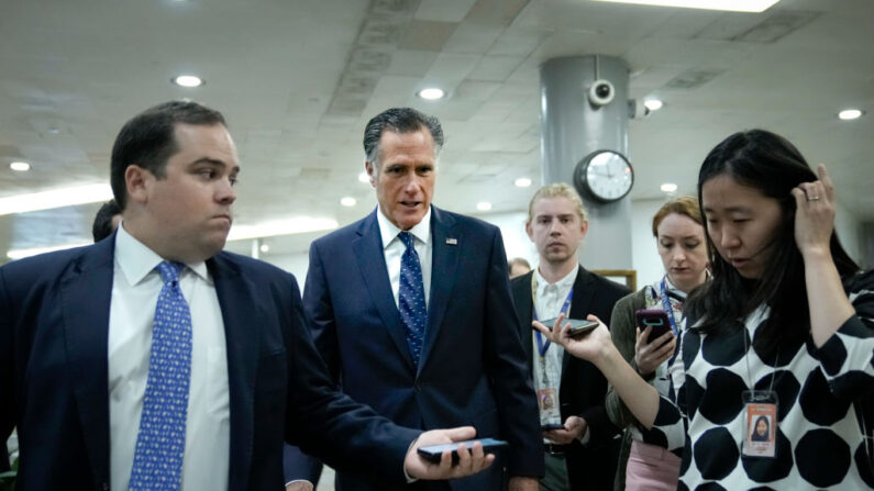 El senador Mitt Romney (R-UT) habla con la prensa en su camino a una votación en el Capitolio, el 10 de junio de 2021, en Washington, D.C. (Drew Angerer/Getty Images)