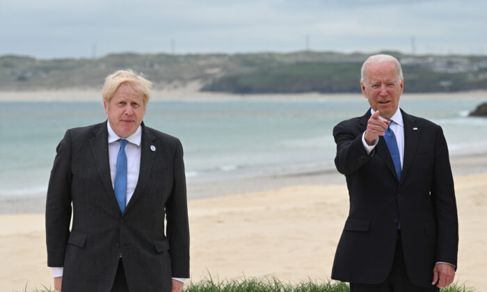 El primer ministro del Reino Unido, Boris Johnson, y el presidente de Estados Unidos, Joe Biden, posan durante la cumbre del G-7 en Carbis Bay (Cornualles), Reino Unido, el 11 de junio de 2021. (Leon Neal/WPA Pool/Getty Images)