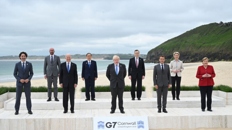 Líderes del G7 posan para una foto en el Hotel Carbis Bay, en Carbis Bay, St. Ives, Cornwall, Inglaterra, el 11 de junio de 2021. (Leon Neal-WPA Pool/Getty Images)