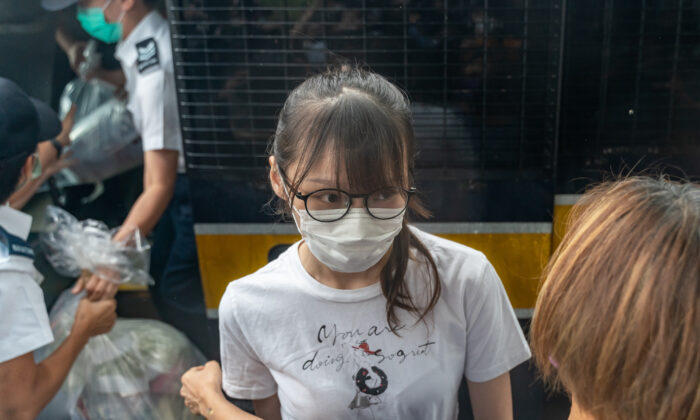 La activista prodemocracia de Hong Kong Agnes Chow sale de un vehículo de los Servicios Correccionales de Hong Kong tras ser liberada de la Institución Correccional Tai Lam en el Distrito de Tuen Mun, en Hong Kong, el 12 de junio de 2021. (Anthony Kwan/Getty Images)