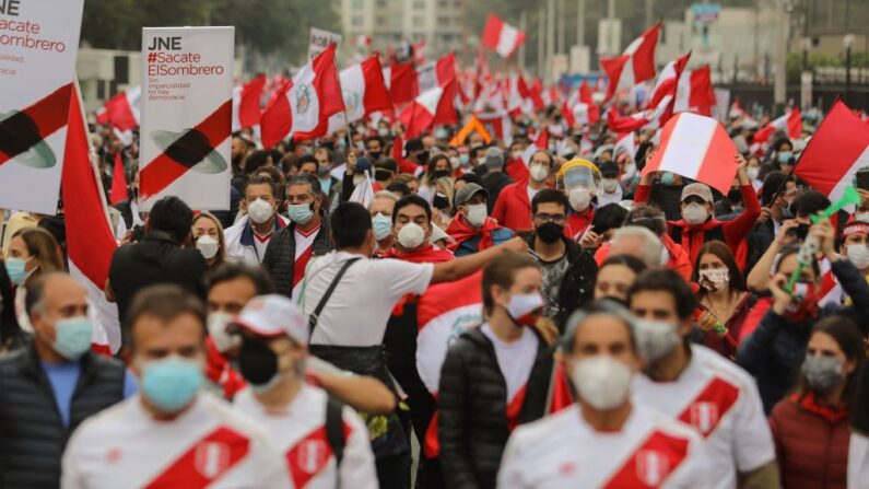Ciudadanos se manifiestan en el centro de Lima, Perú, el 12 de junio de 2021. (Miguel Paredes/AFP vía Getty Images)
