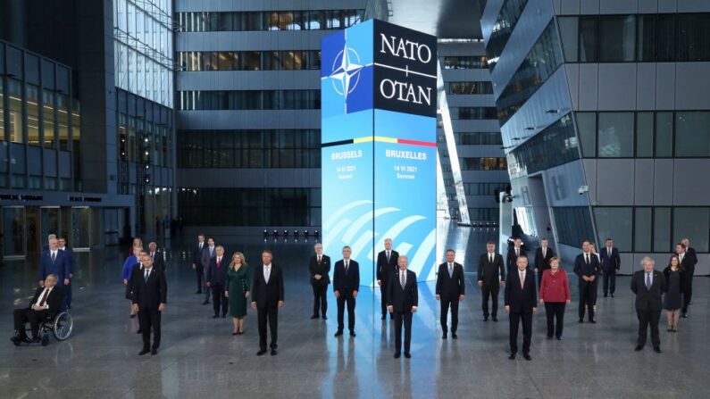 Los jefes de Estado y de gobierno de la OTAN posan para una foto en el marco de la cumbre de la OTAN en la sede de la Alianza, en Bruselas, el 14 de junio de 2021. (YVES HERMAN/POOL/AFP vía Getty Images)