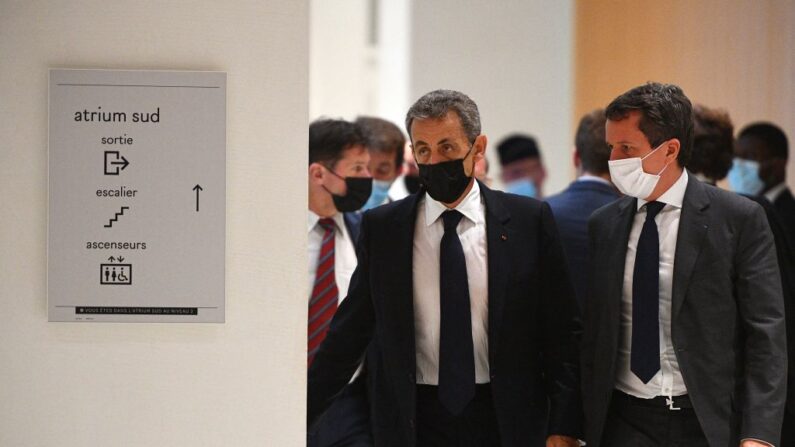 El expresidente Nicolas Sarkozy (2i) camina durante una vista del juicio del llamado caso Bygmalion que le acusa de financiación ilícita por su fallida campaña de reelección de 2012, en París (Francia), el 15 de junio de 2021. (=Christophe Archambault / AFP vía Getty Images)