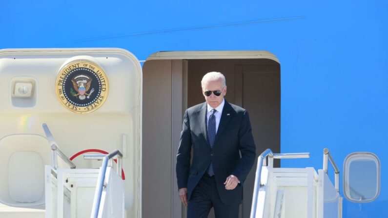 El presidente estadounidense Joe Biden baja del Air Force One a su llegada al aeropuerto de Cointrin en Ginebra (Suiza) el 15 de junio de 2021, en vísperas de una reunión entre Estados Unidos y Rusia. (Denis Balibouse/POOL/AFP vía Getty Images)