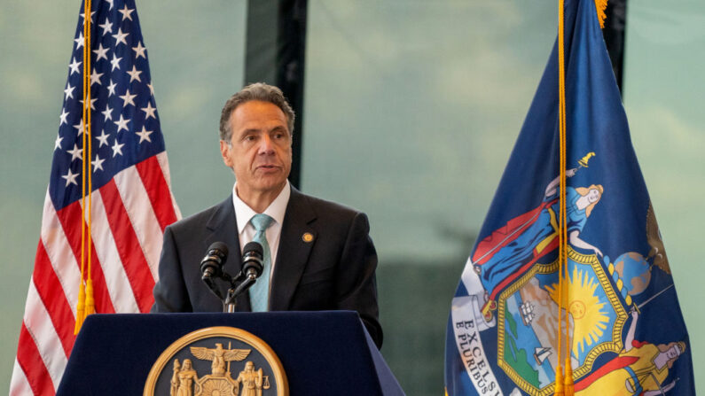 El gobernador de Nueva York, Andrew Cuomo, habla durante una conferencia de prensa en el One World Trade Center el 15 de junio de 2021 en la ciudad de Nueva York. (David Dee Delgado/Getty Images)