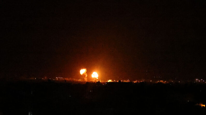 la Franja de Gaza, mientras las fuerzas israelíes bombardean el enclave de Hamás en respuesta a sus ataques con globos incendiarios, a primera hora del 16 de junio de 2021. (Said Khatib/AFP vía Getty Images)