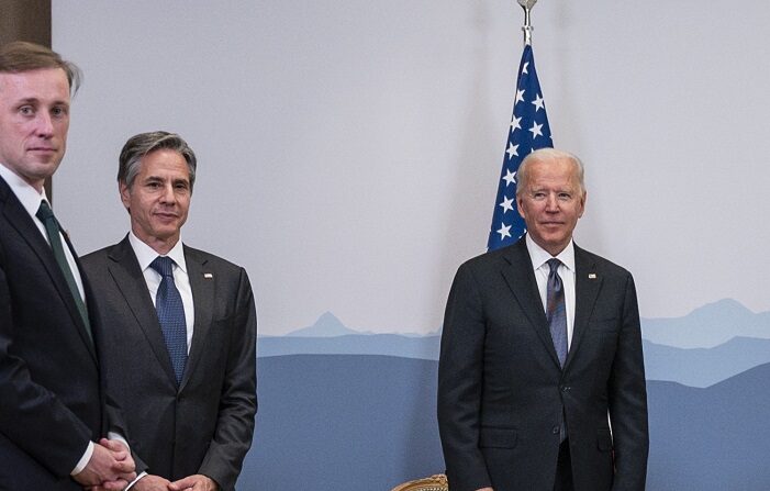 El presidente estadounidense, Joe Biden, con el consejero de Seguridad Nacional de EE.UU. Jake Sullivan y el secretario de Estado de EE.UU. Antony Blinken, al margen de la cumbre entre EE.UU. y Rusia el 15 de junio de 2021 en Ginebra, Suiza.(Alessandro della Valle - Pool/Keystone vía Getty Images)