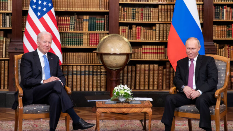 El presidente estadounidense Joe Biden (izq.) y el presidente ruso Vladimir Putin se reúnen durante la cumbre entre Estados Unidos y Rusia, en Villa La Grange, el 16 de junio de 2021, en Ginebra, Suiza. (Peter Klaunzer - Pool/Keystone vía Getty Images)