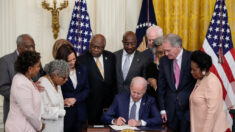 Biden firma ley que convierte a Juneteenth en un feriado federal