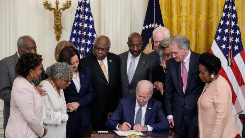 El presidente de los Estados Unidos, Joe Biden, promulga la Ley del Día de la Independencia Nacional Juneteenth en el Salón Este de la Casa Blanca el 17 de junio de 2021 en Washington, DC. (Drew Angerer/Getty Images)