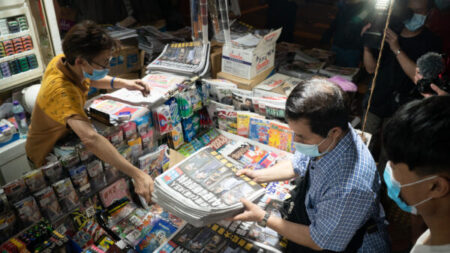 Diario opositor hongkonés Apple Daily podría cerrar esta semana tras operación policial