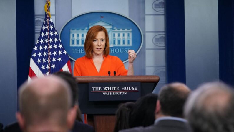 La secretaria de prensa de la Casa Blanca, Jen Psaki, habla durante la sesión informativa diaria en la sala de reuniones Brady de la Casa Blanca en Washington, DC, el 21 de junio de 2021. (Mandel Ngan/AFP vía Getty Images)