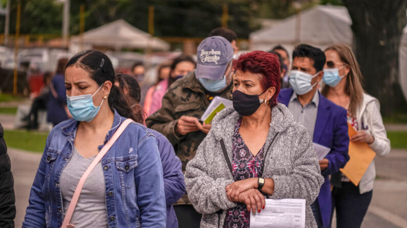 La gente hace fila para vacunarse en el movistar arena en medio de la pandemia del covid-19 el 21 de junio de 2021 en Bogotá, Colombia. (Diego Cuevas/Getty Images)